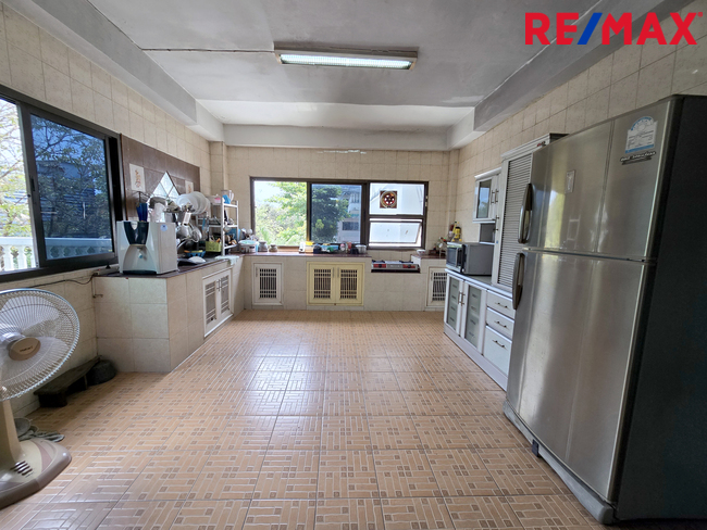 ขายอาคารพาณิชย์ 3.5 ชั้น 3 คูหา พระราม 2 ซอยสะแกงาม 35/3 พื้นที่ใหญ่ เหมาะทำธุรกิจ