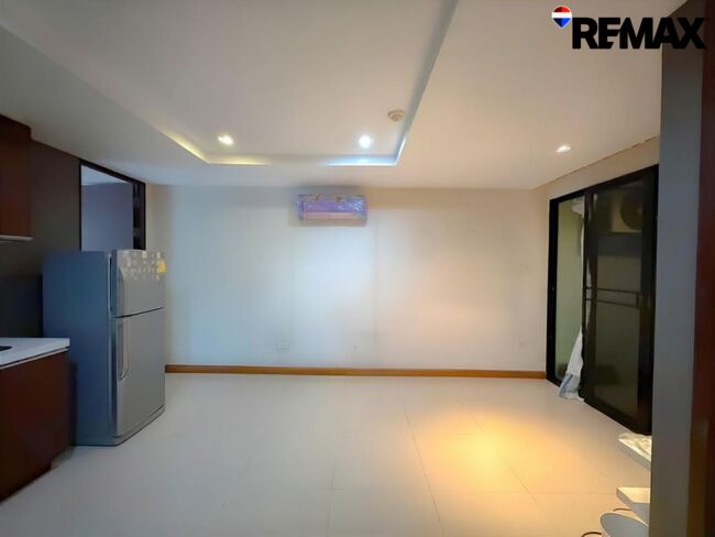 คอนโด J.W. City Ratchada 32 (เจ ดับบลิว ซิตี้ รัชดาภิเษก 32) ตรงข้ามศาลอาญารัชดา พื้นที่ 51.90 ตารางเมตร 2 ห้องนอน 2 ห้องน้ำ 1 ครัว ห้องมุม พร้อมที่จอดรถ 100% เป็นที่จอดประจำ 1 ห้องต่อ 1 คัน
