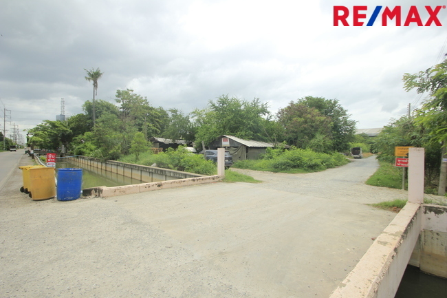 ที่ดินคลองสี่วาพาสวัสดิ์ ถนนหมื่นปรารมย์ เอกชัยพระราม2 ที่ถมแล้ว 859ตารางวา เหมาะสร้างโกดัง โรงงาน คลังเก็บสินค้า ใกล้ศูนย์การแพทย์โรงพยาบาลศิริราช ราคาต่อรองได้