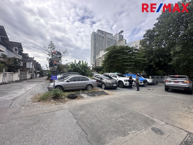 ที่ดินแปลงมุม ลาดพร้าว 34 แยก 1 — แปลงสวยที่สุดในย่านนี้ หันทิศมงคล เหมาะสร้างบ้านหรือโฮมออฟฟิศ เนื้อที่ดิน 106 ตรว.