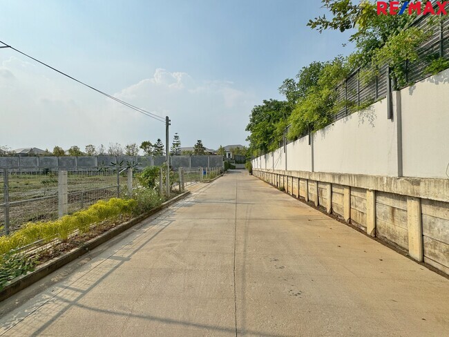 ขายที่ดิน 497 ตร.วา คลองพระอุดม ปากเกร็ด ใกล้ถนนชัยพฤกษ์ – สะพานพระราม 4 เหมาะแตกแปลง / ทำคอมพาวด์ / ลงทุนเก็งกำไร ราคา 35,000 บาท/ตร.วา