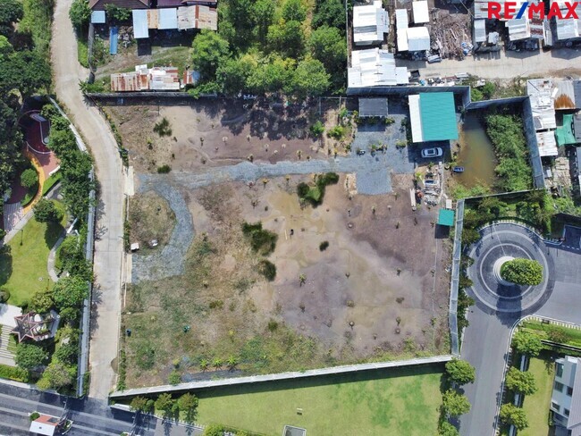 ขายที่ดิน 497 ตร.วา คลองพระอุดม ปากเกร็ด ใกล้ถนนชัยพฤกษ์ – สะพานพระราม 4 เหมาะแตกแปลง / ทำคอมพาวด์ / ลงทุนเก็งกำไร ราคา 35,000 บาท/ตร.วา