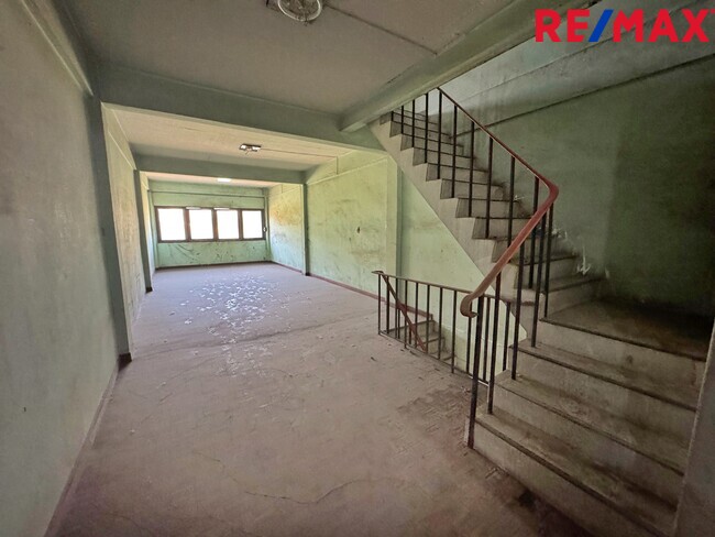 ขายอาคารสำนักงาน 5 ชั้น 2 คูหา ติดถนน วิภาวดีรังสิต เหมาะลงทุนทำคลินิก / HQ บริษัท ใกล้วิทยาลัยป้องกันราชอาณาจักร (วปอ.) และ มหาวิทยาลัยหอการค้าไทย