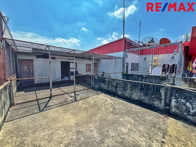 ขายอาคารสำนักงาน 5 ชั้น 2 คูหา ติดถนน วิภาวดีรังสิต เหมาะลงทุนทำคลินิก / HQ บริษัท ใกล้วิทยาลัยป้องกันราชอาณาจักร (วปอ.) และ มหาวิทยาลัยหอการค้าไทย