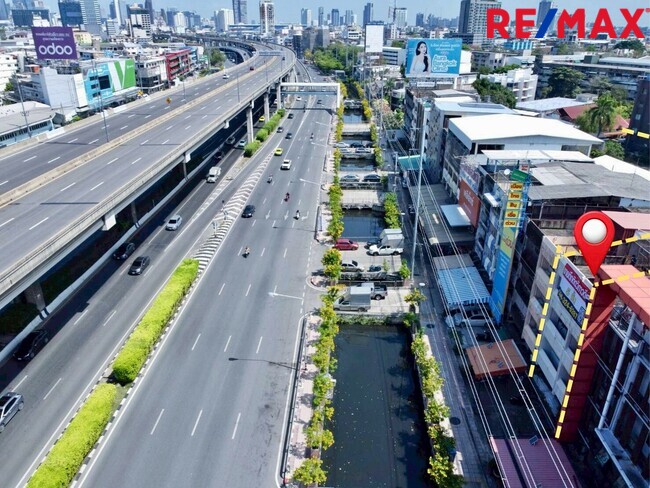 ขายอาคารสำนักงาน 5 ชั้น 2 คูหา ติดถนน วิภาวดีรังสิต เหมาะลงทุนทำคลินิก / HQ บริษัท ใกล้วิทยาลัยป้องกันราชอาณาจักร (วปอ.) และ มหาวิทยาลัยหอการค้าไทย