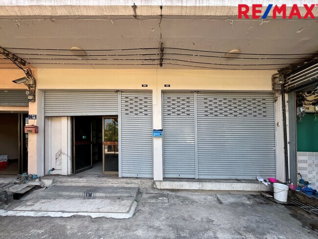 ขายอาคารสำนักงาน 5 ชั้น 2 คูหา ติดถนน วิภาวดีรังสิต เหมาะลงทุนทำคลินิก / HQ บริษัท ใกล้วิทยาลัยป้องกันราชอาณาจักร (วปอ.) และ มหาวิทยาลัยหอการค้าไทย