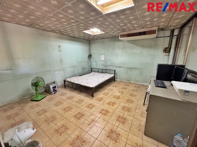 ขายอาคารสำนักงาน 5 ชั้น 2 คูหา ติดถนน วิภาวดีรังสิต เหมาะลงทุนทำคลินิก / HQ บริษัท ใกล้วิทยาลัยป้องกันราชอาณาจักร (วปอ.) และ มหาวิทยาลัยหอการค้าไทย