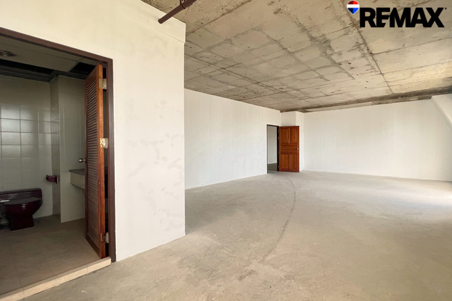 เช่าสำนักงาน อาคารจูเวลเลอรี่ เซ็นเตอร์ ถนนนเรศ สุรวงศ์ บางรัก ชั้น 32 Private penthouse ราคาดีที่สุด ราคาค่าเช่า : 123,000 บาท ต่อเดือน (เฉลี่ยตารางเมตรละ 170 บาท)