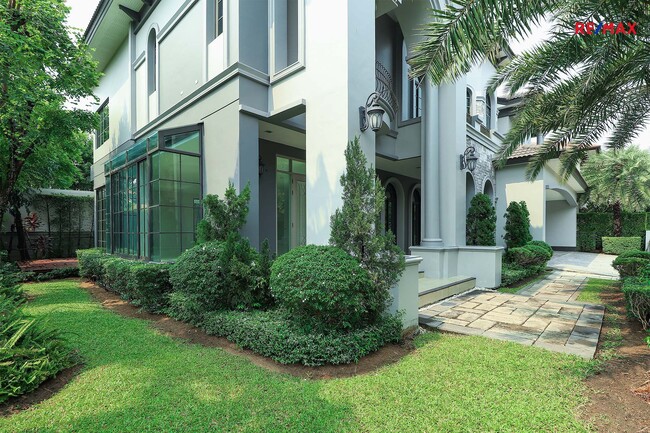 ขาย บ้านเดี่ยว The Grand ปิ่นเกล้า ริมถนนบรมราชชนนี 163 ตร.ว 560 ตร.ม หลังมุม บ้านใหม่ไม่เคยเข้าอยู่