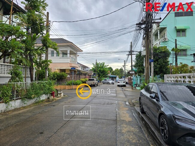 ขายที่ดินแปลงมุมสุดพิเศษ! ในหมู่บ้านโอษธิษ 1 ถนนโชคชัย 4 ซอย 31/1 เนื้อที่ดิน 73 ตารางวา มีบ้านเก่าที่ไม่ได้คิดมูลค่า