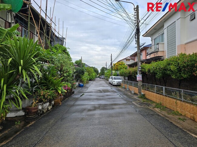 ขายที่ดินแปลงมุมสุดพิเศษ! ในหมู่บ้านโอษธิษ 1 ถนนโชคชัย 4 ซอย 31/1 เนื้อที่ดิน 73 ตารางวา มีบ้านเก่าที่ไม่ได้คิดมูลค่า