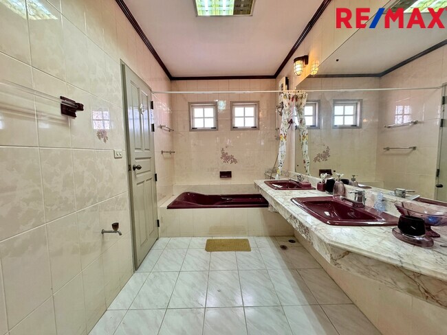 บ้านเดี่ยวหรู ลดาวัลย์ ปิ่นเกล้า-บรมราชชนนี | ที่ดินแปลงใหญ่ 363 ตร.วา หลังมุม พร้อมเรือนรับรอง โครงการติดถนนบรมราชชนนี