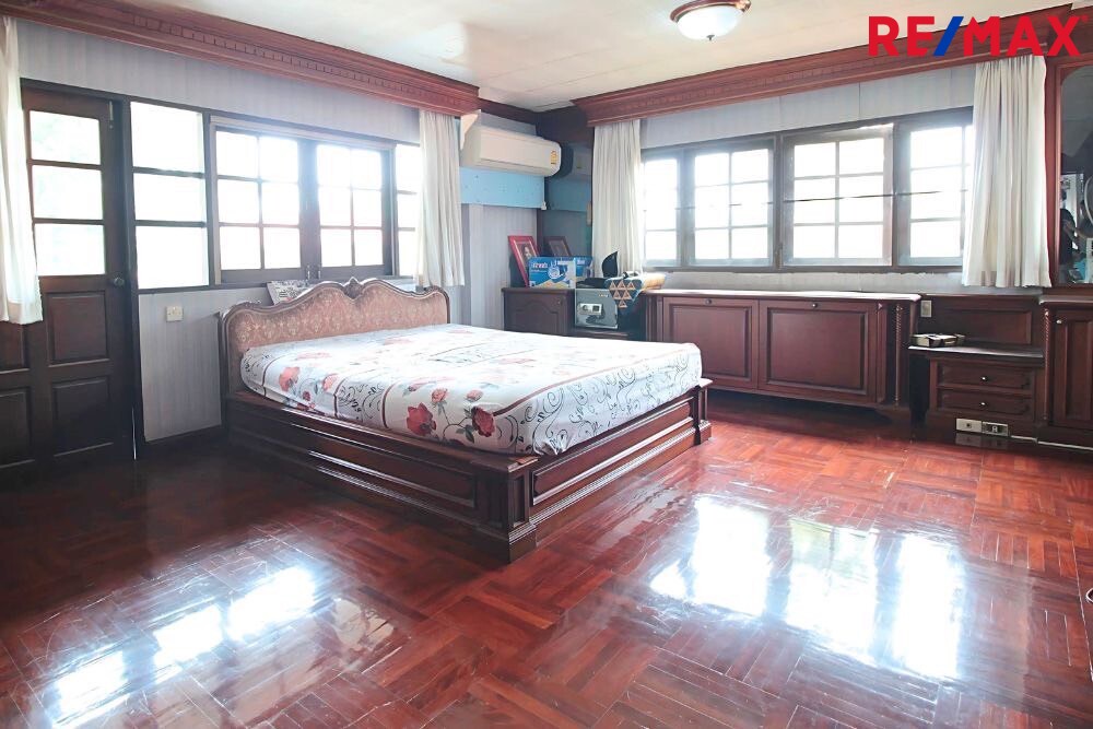 บ้านเดี่ยว 2 ชั้น หมู่บ้านโกลเด้นแลนด์ Golden Land โครงการมาตรฐาน ทำเลดีติดถนนกาญจนาภิเษก