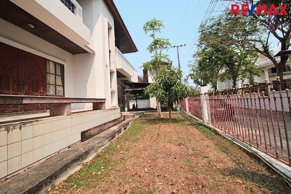 บ้านเดี่ยว 2 ชั้น หมู่บ้านโกลเด้นแลนด์ Golden Land โครงการมาตรฐาน ทำเลดีติดถนนกาญจนาภิเษก