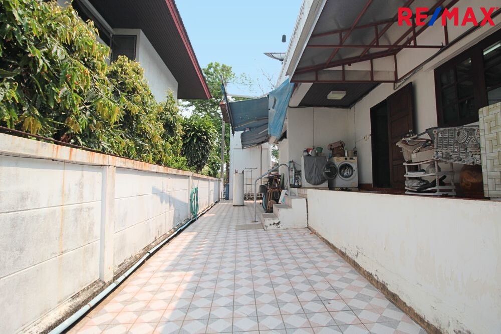 บ้านเดี่ยว 2 ชั้น หมู่บ้านโกลเด้นแลนด์ Golden Land โครงการมาตรฐาน ทำเลดีติดถนนกาญจนาภิเษก