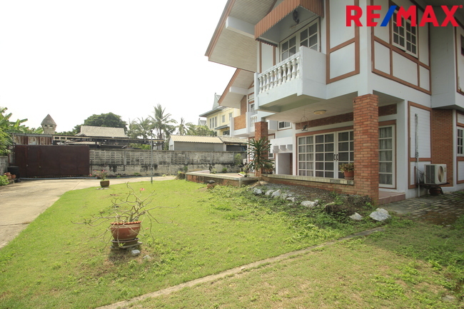 บ้านเดี่ยวแก้วเงินทองราชพฤกษ์ บางพรม 2ชั้น 154วา บ้านสร้างเอง ใกล้ถนนใหญ่ โรงเรียนนานาชาติเคนซิงตัน ใกล้โรงพยาบาลศิริราช แยกไฟฉาย บ้านนอกโครงการ เป็นส่วนตัวบรรยากาศบ้านสวน