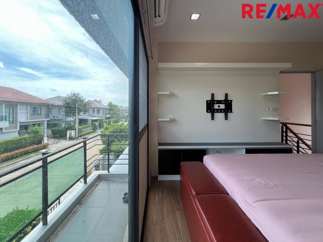 ขาย Life Bangkok Boulevard วงแหวน-พระราม9 (ไลฟ์ บางกอก บูเลอวาร์ด วงแหวน-พระราม9) บ้านเดี่ยวสภาพดี สไตล์โมเดิร์น 3 นอน 3 น้ำ ถนนเมน ใกล้สนามบินสุวรรณภูมิ