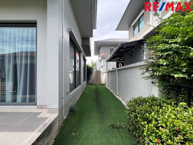 ขาย Life Bangkok Boulevard วงแหวน-พระราม9 (ไลฟ์ บางกอก บูเลอวาร์ด วงแหวน-พระราม9) บ้านเดี่ยวสภาพดี สไตล์โมเดิร์น 3 นอน 3 น้ำ ถนนเมน ใกล้สนามบินสุวรรณภูมิ
