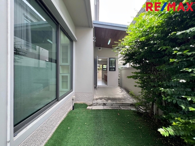 ขาย Life Bangkok Boulevard วงแหวน-พระราม9 (ไลฟ์ บางกอก บูเลอวาร์ด วงแหวน-พระราม9) บ้านเดี่ยวสภาพดี สไตล์โมเดิร์น 3 นอน 3 น้ำ ถนนเมน ใกล้สนามบินสุวรรณภูมิ