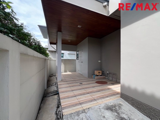 ขาย Life Bangkok Boulevard วงแหวน-พระราม9 (ไลฟ์ บางกอก บูเลอวาร์ด วงแหวน-พระราม9) บ้านเดี่ยวสภาพดี สไตล์โมเดิร์น 3 นอน 3 น้ำ ถนนเมน ใกล้สนามบินสุวรรณภูมิ