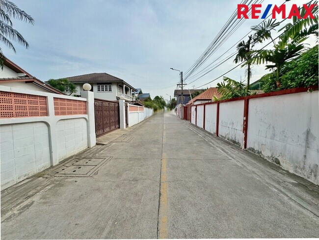 บ้านเดี่ยว ใกล้ MRT กระทรวงสาธารณสุข 140 ตร.วา ติวานนท์ 3 (พิชยนันท์ 9) เพียง 750 เมตร ทำเลดี เหมาะทำออฟฟิศ ศูนย์ดูแลผู้สูงอายุ หรืออยู่อาศัย