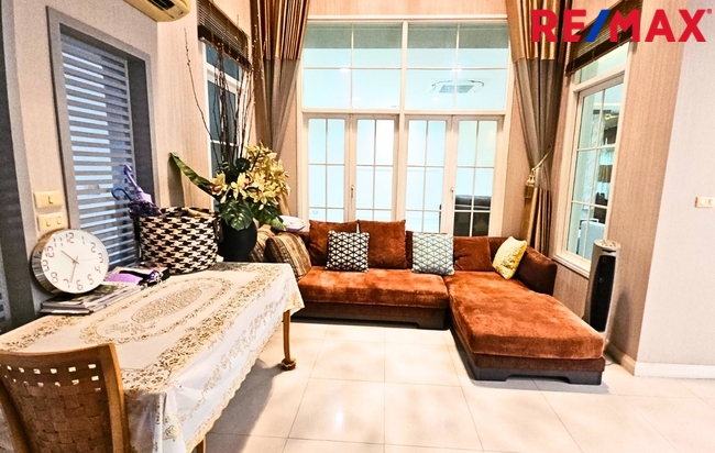 ขาย บ้านนาราสิริ สาทร-วงแหวน 100 ตร.ว. ได้พื้นที่มากถึง 363 ตร.ม. มีโถงรับแขก ห้องนอนชั้นล่าง สวยไม่เหมือนใคร วัสดุไม้แท้ทั้งหลัง เครือ แสนสิริ (Sansiri) บนถนนกาญจนาภิเษก ใกล้ทางด่วนพระราม2 ราคาขาย 15 ล้านบาท