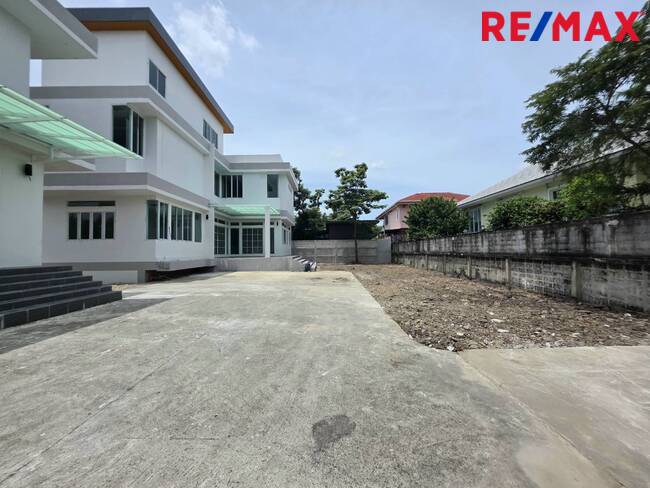 บ้าน/ออฟฟิศสร้างใหม่ 3 ชั้น (2 อาคาร) พื้นที่ใช้สอย 930 ตร.ม. พร้อมจอดรถได้กว่า 10 คัน บนทำเลใกล้ BTS แยกคปอ. และดอนเมืองเพียง 5 นาที