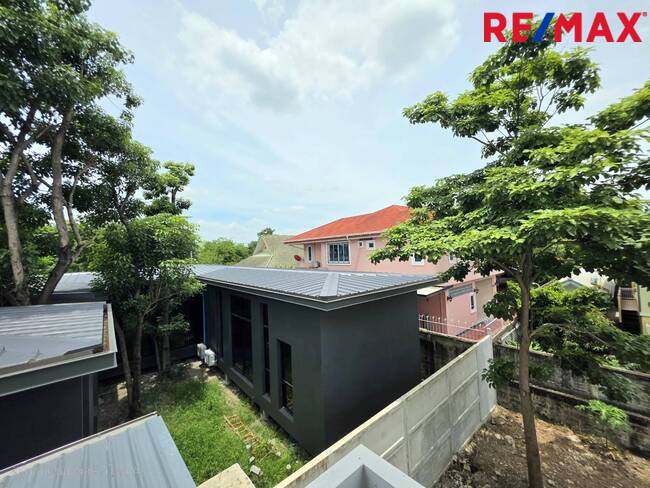 บ้าน/ออฟฟิศสร้างใหม่ 3 ชั้น (2 อาคาร) พื้นที่ใช้สอย 930 ตร.ม. พร้อมจอดรถได้กว่า 10 คัน บนทำเลใกล้ BTS แยกคปอ. และดอนเมืองเพียง 5 นาที