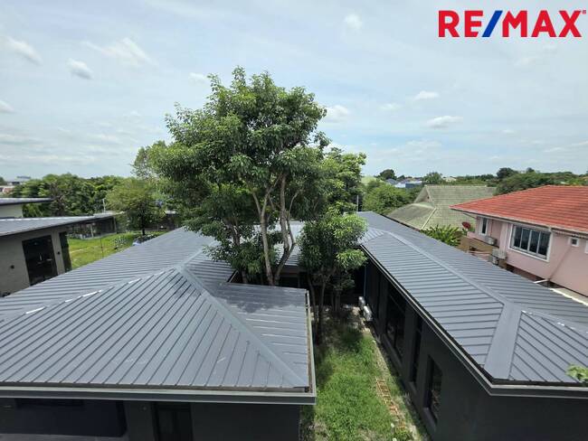 บ้าน/ออฟฟิศสร้างใหม่ 3 ชั้น (2 อาคาร) พื้นที่ใช้สอย 930 ตร.ม. พร้อมจอดรถได้กว่า 10 คัน บนทำเลใกล้ BTS แยกคปอ. และดอนเมืองเพียง 5 นาที