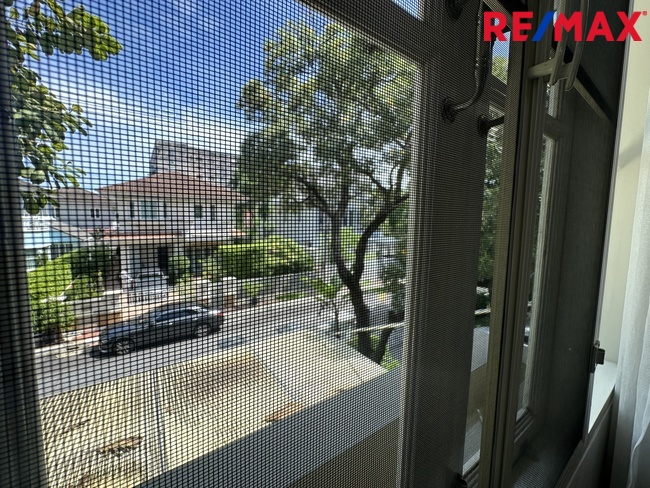 018063