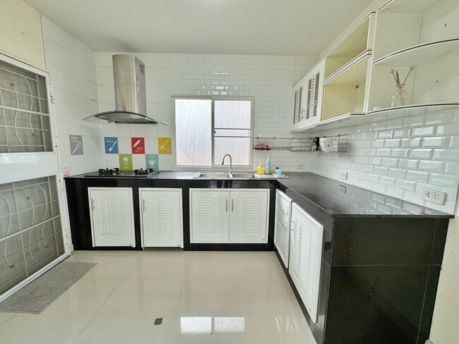 ขายบ้านเดี่ยว ภัสสร 26 (ราชพฤกษ์–ติวานนท์ ) บ้านเฟสท้าย ดีไซน์ใหม่ ต่อเติมครบ พร้อมอยู่ ทำเล ถนน 345 ปทุมธานี