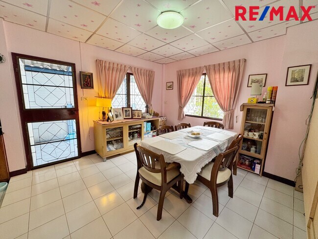 บ้านเดี่ยว รัตนาธิเบศร์ ใกล้รถไฟฟ้า 2 สาย รีโนเวทใหม่ทั้งหลัง มณียา ท่าอิฐ พร้อมอยู่ทันที ทำเลดี เหมาะสำหรับอยู่อาศัยหรือทำ Home Office ราคาสุดคุ้ม