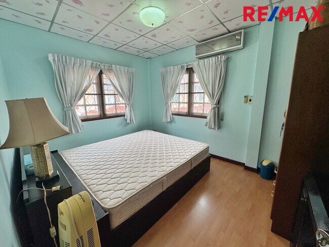 บ้านเดี่ยว รัตนาธิเบศร์ ใกล้รถไฟฟ้า 2 สาย รีโนเวทใหม่ทั้งหลัง มณียา ท่าอิฐ พร้อมอยู่ทันที ทำเลดี เหมาะสำหรับอยู่อาศัยหรือทำ Home Office ราคาสุดคุ้ม