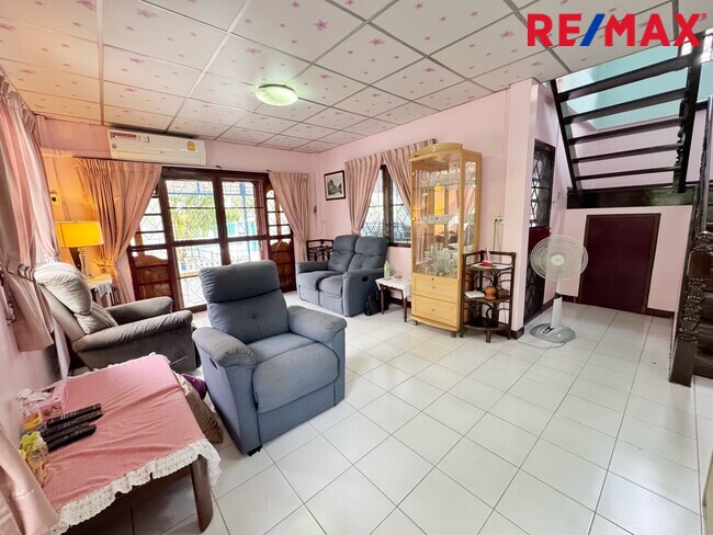 บ้านเดี่ยว รัตนาธิเบศร์ ใกล้รถไฟฟ้า 2 สาย รีโนเวทใหม่ทั้งหลัง มณียา ท่าอิฐ พร้อมอยู่ทันที ทำเลดี เหมาะสำหรับอยู่อาศัยหรือทำ Home Office ราคาสุดคุ้ม
