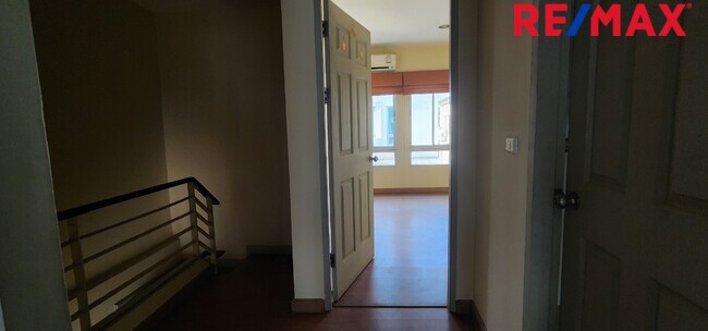 ทาวน์เฮ้าส์ รีโนเวทใหม่ Townhouse 3ชั้น ใกล้ทางด่วนประชาชื่น