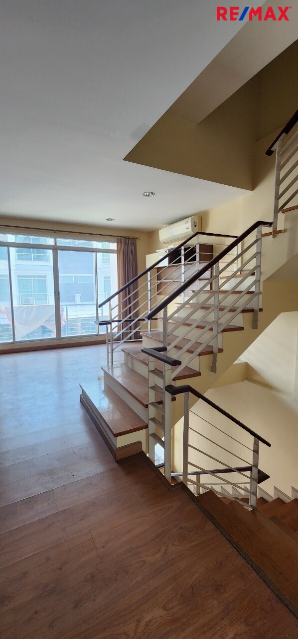 ทาวน์เฮ้าส์ รีโนเวทใหม่ Townhouse 3ชั้น ใกล้ทางด่วนประชาชื่น