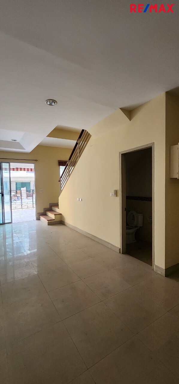 ทาวน์เฮ้าส์ รีโนเวทใหม่ Townhouse 3ชั้น ใกล้ทางด่วนประชาชื่น