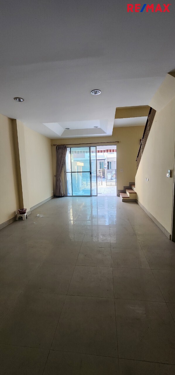 ทาวน์เฮ้าส์ รีโนเวทใหม่ Townhouse 3ชั้น ใกล้ทางด่วนประชาชื่น