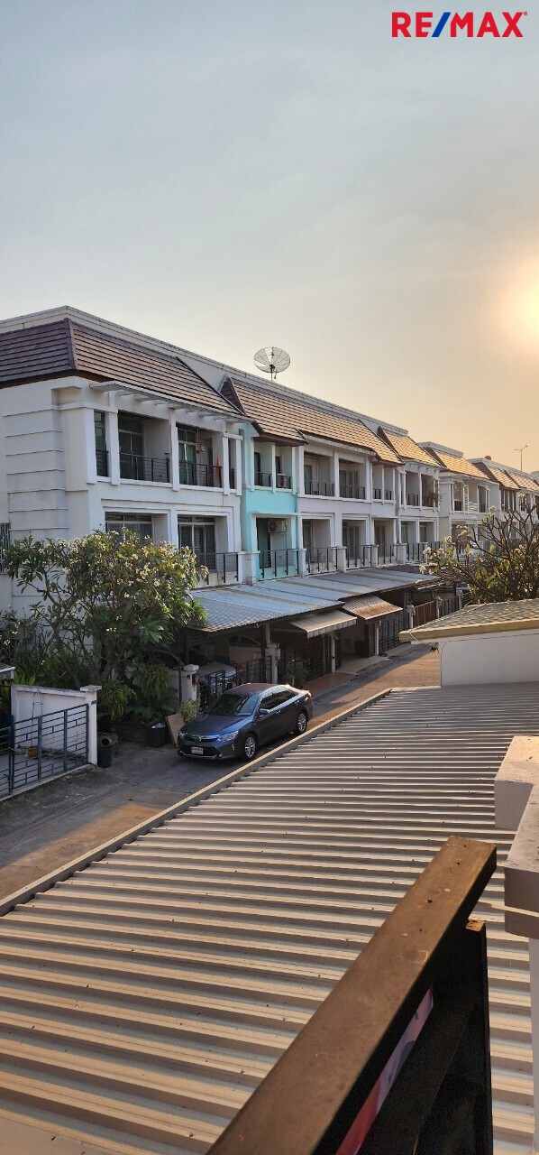 ทาวน์เฮ้าส์ รีโนเวทใหม่ Townhouse 3ชั้น ใกล้ทางด่วนประชาชื่น