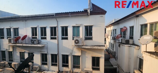 ทาวน์เฮ้าส์ รีโนเวทใหม่ Townhouse 3ชั้น ใกล้ทางด่วนประชาชื่น