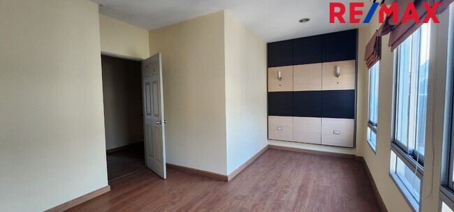ทาวน์เฮ้าส์ รีโนเวทใหม่ Townhouse 3ชั้น ใกล้ทางด่วนประชาชื่น