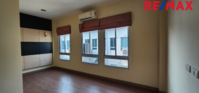 ทาวน์เฮ้าส์ รีโนเวทใหม่ Townhouse 3ชั้น ใกล้ทางด่วนประชาชื่น