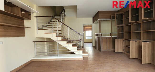 ทาวน์เฮ้าส์ รีโนเวทใหม่ Townhouse 3ชั้น ใกล้ทางด่วนประชาชื่น