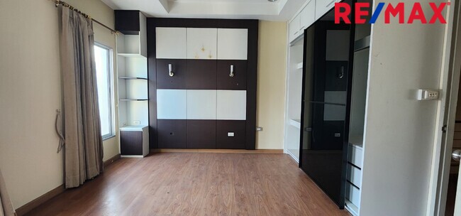 ทาวน์เฮ้าส์ รีโนเวทใหม่ Townhouse 3ชั้น ใกล้ทางด่วนประชาชื่น