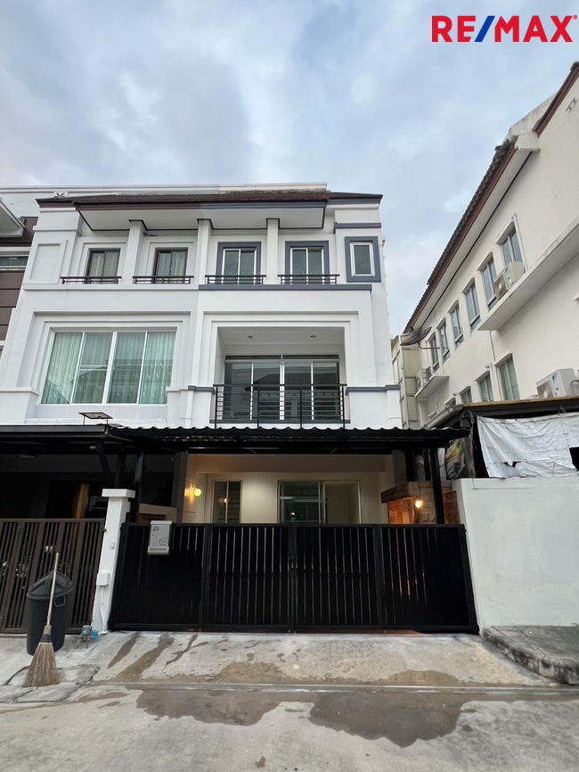 ทาวน์เฮ้าส์ รีโนเวทใหม่ Townhouse 3ชั้น ใกล้ทางด่วนประชาชื่น
