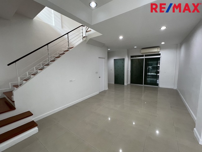 ทาวน์เฮ้าส์ รีโนเวทใหม่ Townhouse 3ชั้น ใกล้ทางด่วนประชาชื่น