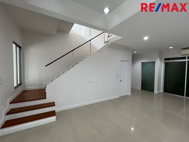 ทาวน์เฮ้าส์ รีโนเวทใหม่ Townhouse 3ชั้น ใกล้ทางด่วนประชาชื่น