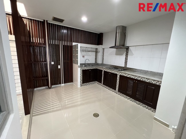 ทาวน์เฮ้าส์ รีโนเวทใหม่ Townhouse 3ชั้น ใกล้ทางด่วนประชาชื่น