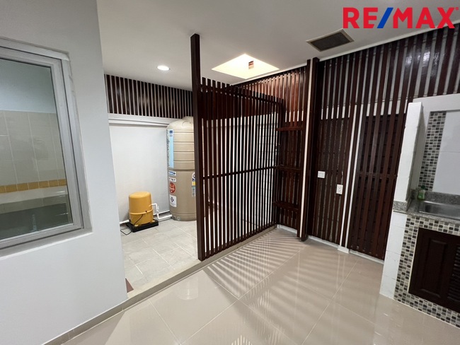 ทาวน์เฮ้าส์ รีโนเวทใหม่ Townhouse 3ชั้น ใกล้ทางด่วนประชาชื่น