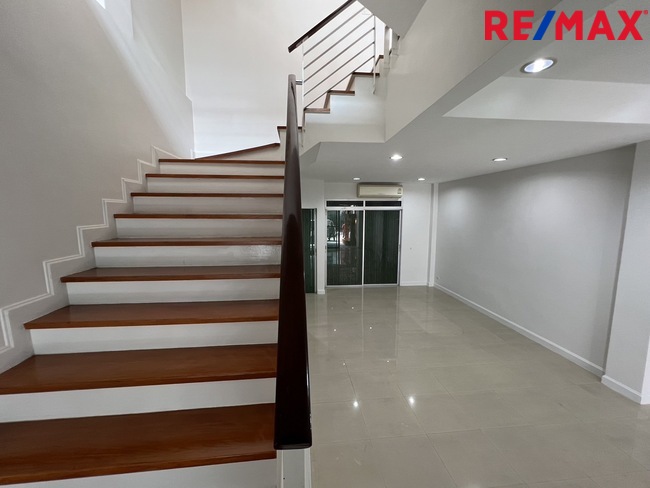 ทาวน์เฮ้าส์ รีโนเวทใหม่ Townhouse 3ชั้น ใกล้ทางด่วนประชาชื่น